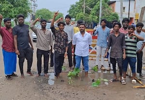 ﻿ ராமநாதபுரம் நகரில் மழை நீருடன் ஓடியகழிவுநீர்: வாகன ஓட்டிகள்,  மக்கள் அவதி ராமநாதபுரம் நகரில் மழை நீருடன் ஓடிய கழிவுநீர்