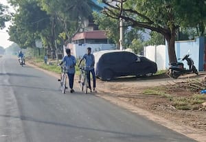 ﻿ இலவச சைக்கிள்களை தள்ளிச்சென்ற மாணவர்கள்