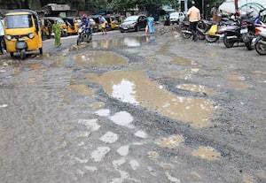 பந்தாடும் 'பல்லாங்குழி' ரோடுகளால் வாகன ஓட்டிகளுக்கு...﻿ நொறுங்குது இடுப்பு:தரமில்லாததால் மதுரையில் தினமும் 'அக்கப்போர்' தான்