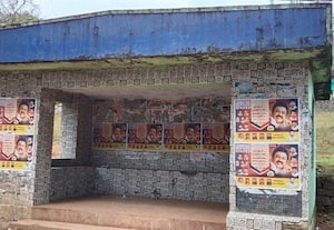 ﻿ இனி ஒட்டுவதற்கு இடமில்லை : அலங்கோலமானது நிழற்கூரை