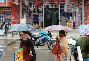 இடைவிடாது பெய்த மழை: இயல்பு வாழ்க்கை பாதிப்பு