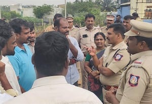 ﻿ சுரங்கப்பாதை வசதி கோரி மக்கள் மறியல்: பள்ளி, கல்லுாரி செல்வோர் அவதி