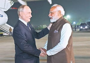 உச்சி மாநாட்டில் பங்கேற்க டில்லி﻿ வந்தார் புடின்! ஆரத்தழுவி வரவேற்றார் மோடி