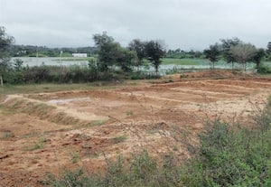 ﻿ 100 நாள் தொழிலாளர் உழைப்பு வீணடிப்பு ஏரியில் மழைநீர் சேகரிப்பு குட்டை ஏன்?