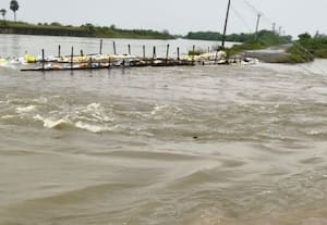 ﻿ ஆரணி ஆற்றில் வெள்ளப்பெருக்கு அடித்து செல்லப்பட்ட தரைப்பாலம்