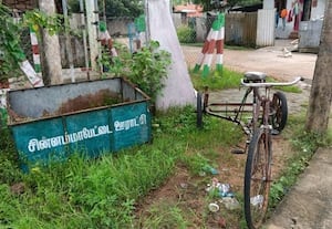 ﻿ குப்பை அள்ளும் வாகனம் இல்லாததால் அரிசந்திராபுரத்தில் அடிக்குது துர்நாற்றம்