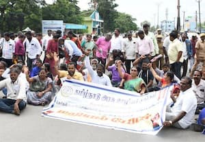 ﻿ தேர்தல் வாக்குறுதி நிறைவேற்ற கோரி தமிழக அரசு ஊழியர்கள் போராட்டம்