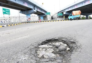 ﻿ புறவழிச்சாலை மேம்பாலம் கீழ் சாலையில் மெகா பள்ளம்