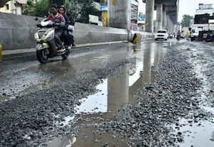   மழை வெள்ளத்தால் சின்னாபின்னமான 5,000 சாலைகள் ﻿ --வண்டி ஓட்ட முடியல:தடுமாறி விழுந்து அடிபடுவதாக வாகன ஓட்டிகள் குமுறல்