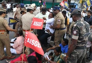 ﻿ கோரிக்கைக்காக மறியல் அரசு ஊழியர்கள் கைது