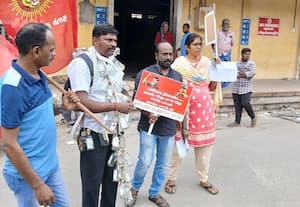 ﻿ டாஸ்மாக் மதுக்கடை ஊழியர்கள் முற்றுகை;  காலி பாட்டில் நடைமுறைக்கு எதிர்ப்பு