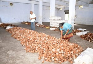 ﻿ விற்பனை கூடத்தில் கொப்பரை ஏலம்