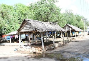 ﻿ பாதுகாப்பில்லாத சந்தை வளாகம் மடத்துக்குளத்தில் அவலம்