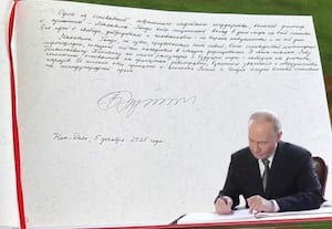 அஹிம்சை, உண்மையால் உலகுக்கு பன்முக பாதையை காட்டியவர் காந்தி; நினைவிடத்தில் புடின் புகழாரம்