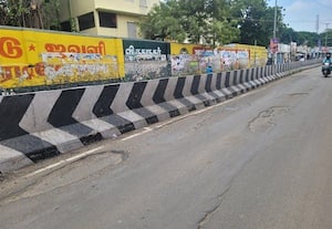 ﻿ பள்ளங்களால் திணறடிக்கும் சிவகாசி ரோடு வாகன பழுதால் தவிப்பில் மக்கள்