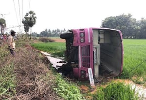  சூணாம்பேடு அருகே மின்கம்பத்தில் மோதி வயலில் கவிழ்ந்த டவுன் பஸ் பயணியர் 20 பேர் காயம்