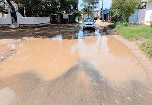 ﻿ மழை நீர் தேக்கத்தால் சேதமான ரோடுகள்