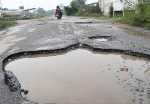  திருப்பாச்சூர் சாலையில் 'மெகா' பள்ளம் வாகன ஓட்டிகள் கடும் அவதி