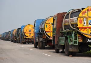 கழிவுநீர் டேங்கர் லாரிகள் வேலை நிறுத்தம் 'கப்'அடிக்குது!: நாறி நாற்றமெடுக்கும் கும்மிடி குடியிருப்புகள்