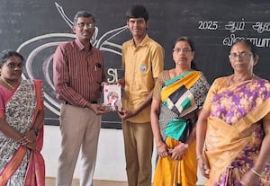 ﻿ 'கலையரசன்' விருது பெற்ற மாணவர் கலையரசன்