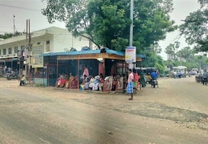 ﻿ நெல்வாய் கூட்டுச்சாலையில் நிழற்குடையின்றி தவிப்பு