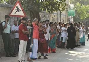 ﻿ வெயிலில் காய்ந்து...மழையில் நனைந்து ரோட்டோரம் காத்திருக்கும் பயணிகள்! நிழற் குடை அமைப்பது எப்போது?