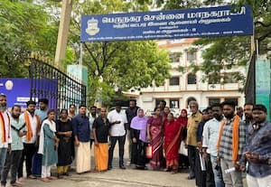   உயிரோடு இருப்பவர்கள் இறந்ததாக பதிவு﻿ ஏன் இந்த குளறுபடி? மண்டல அலுவலகத்தில் குவியும் வாக்காளர்கள்