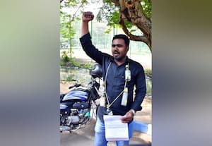 ﻿ மதுபாட்டில் மாலை அணிந்து வந்த வாலிபர்