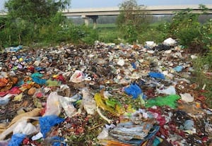 ﻿ குப்பை கொட்டும் இடமாக மாறிய பொன்னேரி ஏரிக்கரை