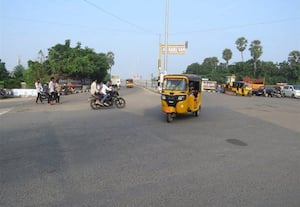 ﻿ ரயில்வே மேம்பால அணுகு சாலையில் வேகத்தடை இல்லாததால் விபத்து அபாயம்