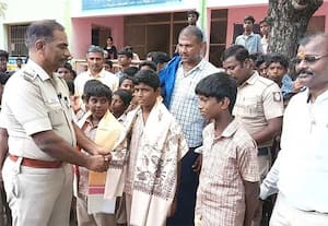 சாலையில் கிடந்த தங்கச் சங்கிலி ஒப்படைப்பு: அரசு பள்ளி மாணவர்களின் நேர்மைக்கு குவியுது பாராட்டு