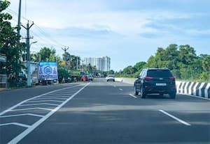 n கீழக்கரை பகுதி கிழக்கு கடற்கரை சாலையில் ﻿ விபத்து அபாயம்  டூவீலர், கார்களில் அதிவேகமாக செல்கின்றனர்