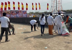 ﻿ விஜய் பொதுக்கூட்ட திடலில் த.வெ.க.,வினர் துாய்மை பணி