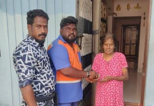 ﻿ குப்பைக்கு வந்த ரூ.1 லட்சம் தங்க கம்மல் மீட்டு கொடுத்த துாய்மை பணியாளர்