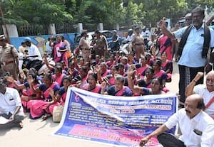 ﻿ அங்கன்வாடி பணியாளர் 65 பேர் கைது