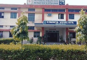 கேந்திரிய வித்யாலயா பள்ளிகளில் மாணவர் சேர்க்கை குறைவது ஏன்? 10,000 ஆசிரியர் பணியிடம் காலி