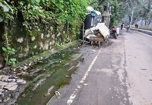 ﻿ ஏரிச்சாலையில் கழிவு நீர்