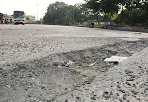 ﻿ பஸ் நிலையத்தில் பள்ளம் டிரைவர்கள் கடும் அவதி