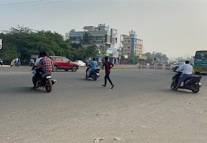 ﻿ செரப்பனஞ்சேரியில் தாறுமாறாக செல்லும் வாகனங்களால் விபத்து அபாயம்