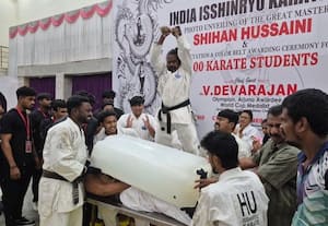 ﻿ 150 கிலோ எடையுள்ள 10 ஐஸ் கட்டிகள் உடலில் வைத்து உடைத்து விழிப்புணர்வு