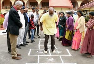﻿ பழைய நினைவுகளை பகிர்ந்த மூத்த குடிமக்கள் : பல்வேறு போட்டிகளில் பங்கேற்று அசத்தல்