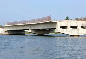 ﻿    மேட்டுப்பாளையத்தில் காந்தையாறு பாலம் விடுமோ தண்ணீர் தேக்கத்தால் மலைவாழ் மக்கள் சோகம்