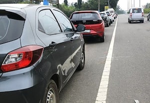 ﻿ முதலை பண்ணை அருகே வாகனங்களால் இடையூறு