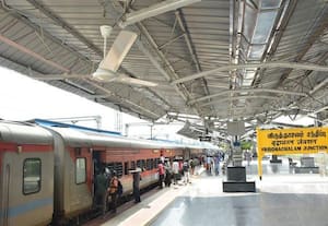 ﻿ 'மின் விசிறிகள்' பொருத்தம்: ரயில் பயணிகள் மகிழ்ச்சி