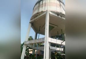 ﻿ பள்ளி அருகே அச்சுறுத்தும் தொட்டி: பராமரிக்க மக்கள் வலியுறுத்தல்