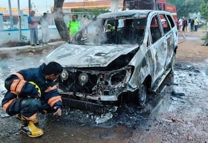 ﻿ ரயில்வே ஸ்டேஷன் முன்பு தீப்பற்றிய கார்