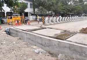 ﻿ மழைக்காலத்தில் துவங்கிய பாலப்பணிகள் நகரை அல்லல்படுத்திய மாற்றுப்பாதைகள்