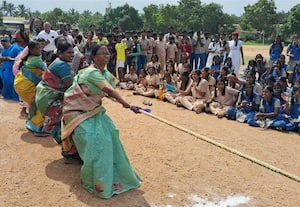 ﻿ கயிறு இழுக்கும் போட்டி ஆசிரியர், மாணவர் ஆர்வம்