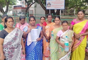 ﻿ மனு கொடுக்க மண்ணெண்ணெய்  பாட்டிலுடன் வந்த பெண்கள்