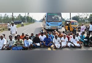 ﻿ கல்வாயில் வேறு பகுதியினருக்கு இடம் எதிர்ப்பு தெரிவித்து மக்கள் மறியல்